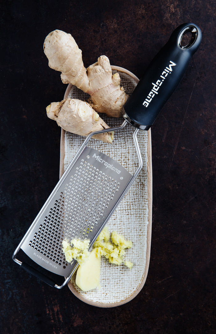 Râpe Microplane Gourmet lame fine – inox, manche ergonomique et protection couvercle