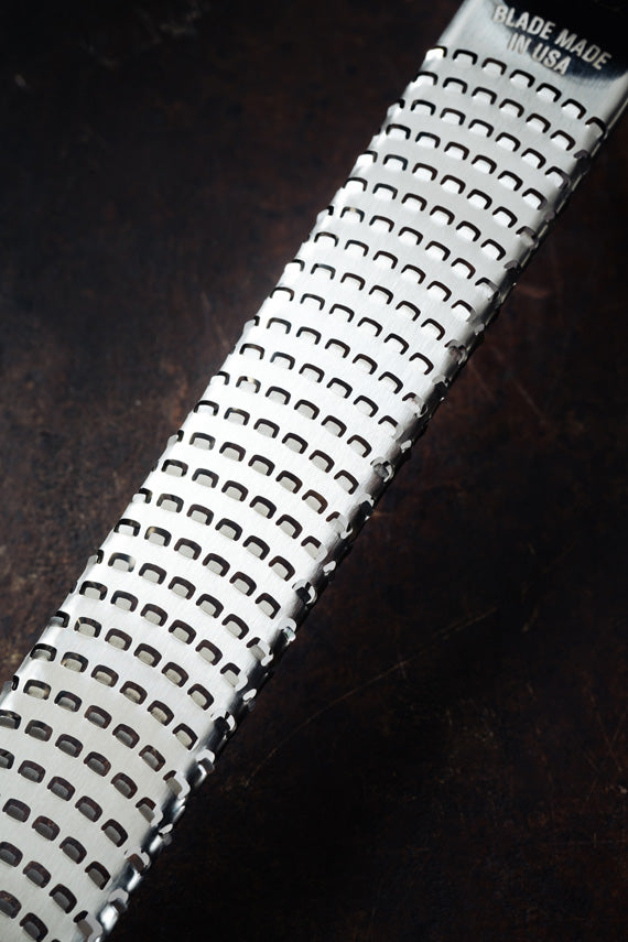 Râpe Microplane Premium Classic – Zester/grate fine inox, poignée grip, protection