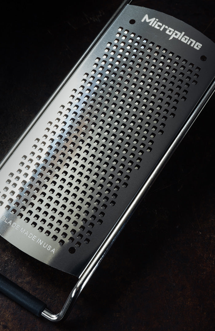 Râpe Microplane Gourmet lame fine – inox, manche ergonomique et protection couvercle