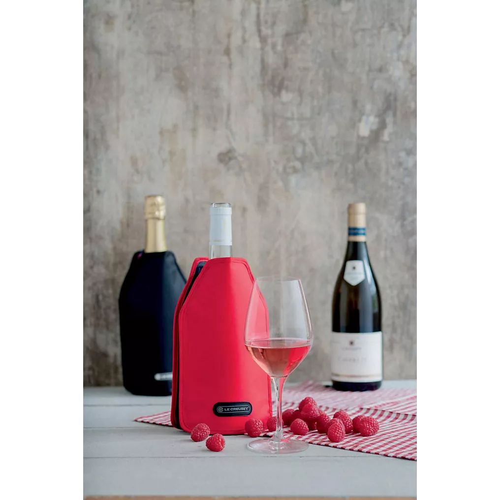 Housse rafraîchisseur de vin Le Creuset Cerise – Sleeve isolante en nylon à gel, refroidit en 20 min, conserve 750 ml