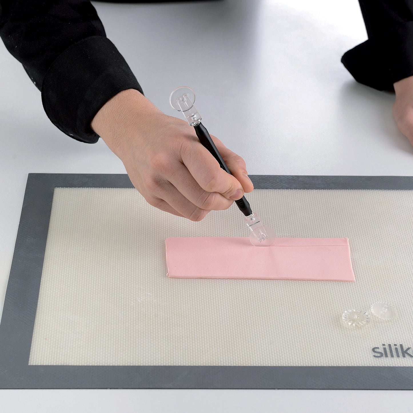 Roll Tool Silikomart avec 5 embouts interchangeables – Outil de décoration pâtissière professionnel