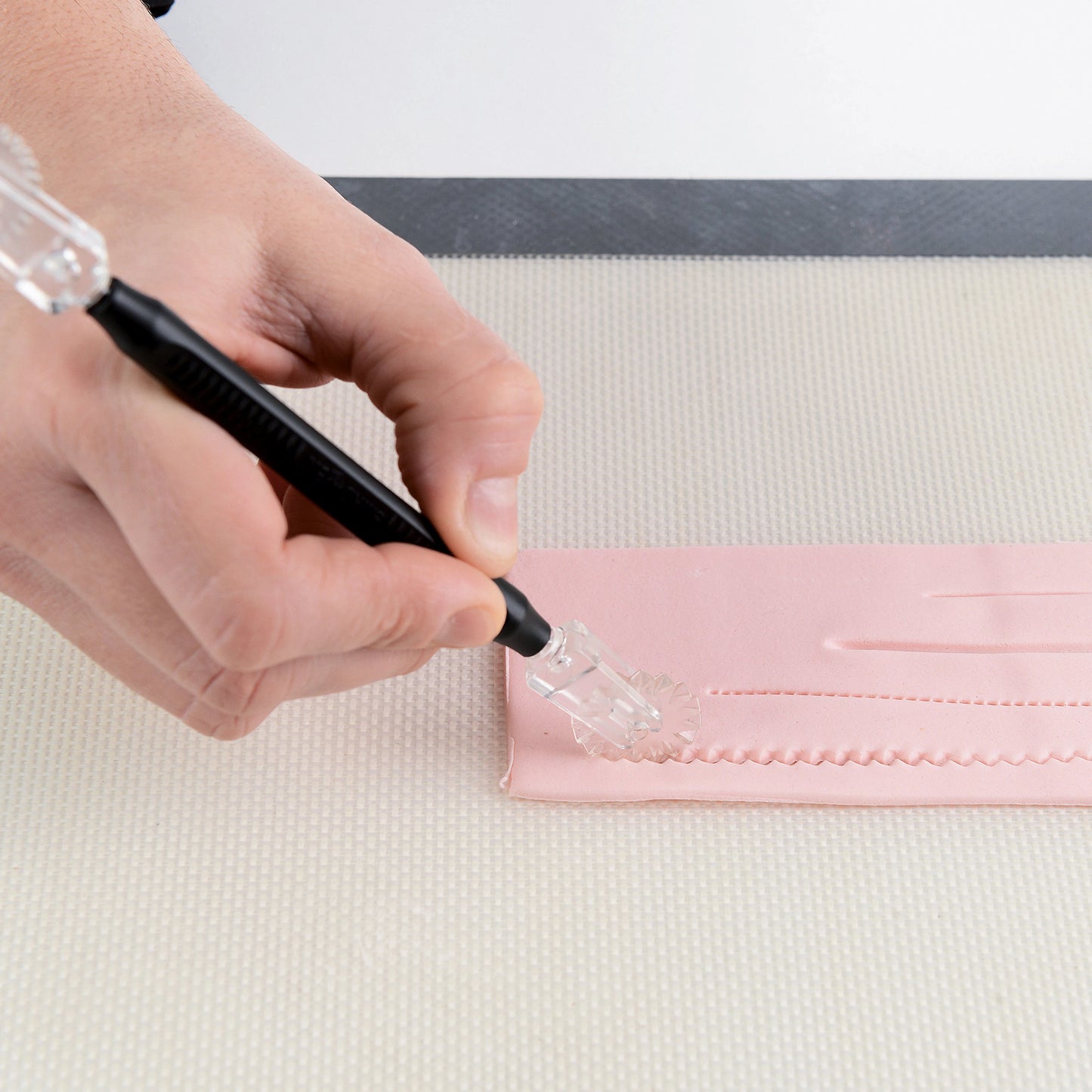 Roll Tool Silikomart avec 5 embouts interchangeables – Outil de décoration pâtissière professionnel